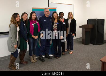 ALAMEDA, California -- Il Master Chief Petty Officer della Coast Guard, Steven W. Cantrell, parla con i membri della Guardia Costiera dell area del Pacifico Programma di mediatore in corrispondenza di Coast Guard isola nov. 4, 2016. Stati Uniti Coast Guard foto di Sottufficiali di 2a classe di Cory J. Mendenhall. Foto Stock