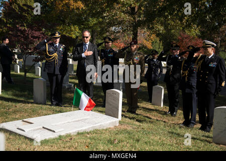 Armando Varricchio, seconda a sinistra, Ambasciatore d'Italia per gli Stati Uniti e il Mag. Gen. Luca Goretti, sinistra, Difesa italiana Attaché all'Ambasciata Italiana, rendere onori dopo l'immissione di una bandiera italiana sul recinto di Luigi Bartolucci-Dundas al Cimitero Nazionale di Arlington, nov. 4, 2016 in Arlington, Virginia Varricchio anche deposto una corona presso la tomba del Milite Ignoto. (U.S. Foto dell'esercito da Rachel Larue/Al Cimitero Nazionale di Arlington/rilasciato) Foto Stock