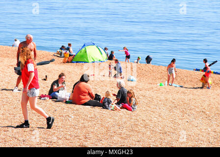 Chesil Beach, UK. Il 3 giugno 2018. Le persone godono di una perfetta giornata estiva su Chesil Beach, a West Bexington Credito: stuart fretwell/Alamy Live News Foto Stock