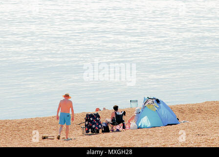 Chesil Beach, UK. Il 3 giugno 2018. Le persone godono di una perfetta giornata estiva su Chesil Beach, a West Bexington Credito: stuart fretwell/Alamy Live News Foto Stock