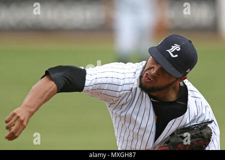 London, Canada. Intercounty Baseball League finale.Il London major e il Kitchener pantere giocato un 5h 26m gioco, pioggia è venuto giù nella terza inning per dare i giocatori e tifosi una piccola pausa. Quando l'azione riprende le major totalizzato 2 corre a legare il gioco a 3, il gioco è rimasto legato fino al fondo del decimo dove Cleveland Brownie(35) ha colpito un home run per terminare il gioco. Starlin Peralta (36) struckout 6 e il dato 3 viene eseguito in 7 inning. Luca Durda Alamy/live news Credito: Luca Durda/Alamy Live News Foto Stock