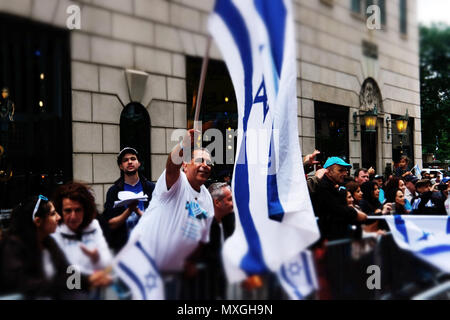 New York, NY, STATI UNITI D'AMERICA. Il 3 giugno, 2018. Pubblico frequentare il celebrare Israele parata tenutasi lungo New York City di Quinta Avenue il 3 giugno 2018 a New York City. Credito: Mpi43/media/punzone Alamy Live News Foto Stock