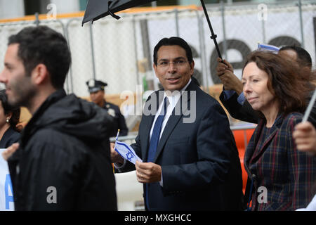 New York, Stati Uniti d'America. 3° giu, 2018. Rappresentante permanente di Israele alle Nazioni Unite Danny Danon (C) marche durante l annuale celebrare Israele sfilata il 3 giugno 2018 a New York. Credito: Erik Pendzich/Alamy Live News Foto Stock