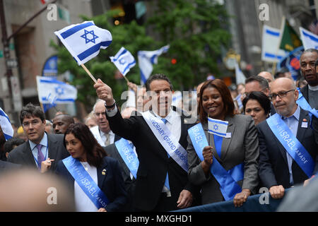 New York, Stati Uniti d'America. 3° giu, 2018. Miri Regev, Governatore Andrew Cuomo e Letitia James marzo nel celebrare annuale parata di Israele il 3 giugno 2018, nella città di New York. Credito: Erik Pendzich/Alamy Live News Foto Stock