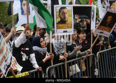 New York, Stati Uniti d'America. 3° giu, 2018. Manifestanti Pro-Palestine dimostrare vicino l annuale celebrare Israele sfilata il 3 giugno 2018 a New York City. Credito: Erik Pendzich/Alamy Live News Foto Stock