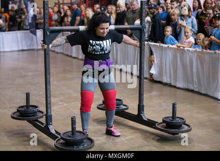 Toronto. Il 3 giugno, 2018. Un partecipante compete durante il concorso strongwoman di campionati IFBB di 2018 Toronto Pro Supershow a Toronto Metro Convention Centre di Toronto, Giugno 3, 2018. Come uno dei più grandi per la salute e il fitness expositions del suo genere in Canada, l'annuale manifestazione partecipano le aziende leader di organizzazioni e con le ultime tendenze in fatto di salute e fitness industria. Credito: Zou Zheng/Xinhua/Alamy Live News Foto Stock