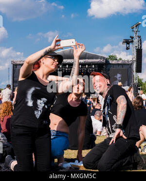 Tre i frequentatori del festival, tenendo selfie, a tutti i punti est music festival, 3 giugno 2018, Victoria Park, London, England, Regno Unito Foto Stock