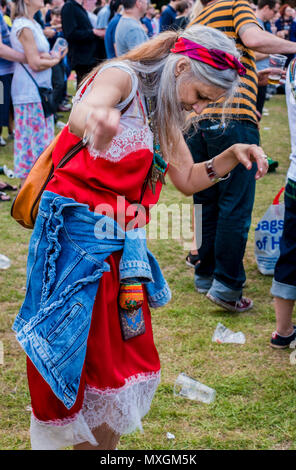 Donna con abiti colorati e capelli lunghi, ballando sul suo, a tutti i punti est music festival, 3 giugno 2018, Victoria Park, London, England, Regno Unito Foto Stock