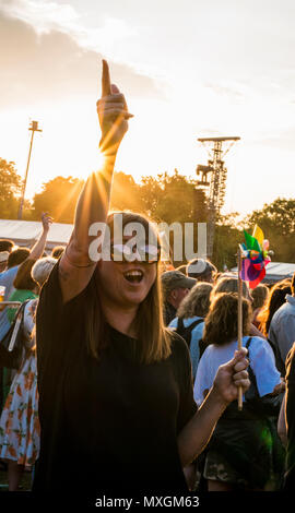 Giovane donna di puntamento e gridava a fotocamera, a tutti i punti est music festival, 3 giugno 2018, Victoria Park, London, England, Regno Unito Foto Stock