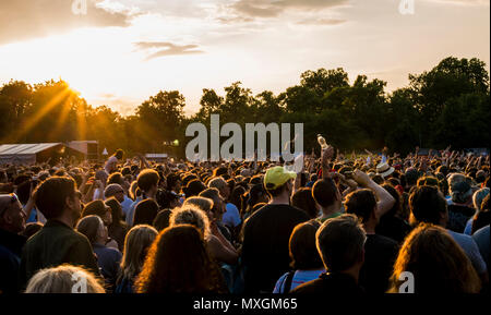 Impostazione di Sun su migliaia di persone in mezzo alla folla in corrispondenza di tutti i punti est music festival, 3 giugno 2018, Victoria Park, London, England, Regno Unito Foto Stock