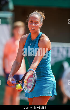 Parigi, Francia. Il 3 giugno, 2018. Madison tasti (USA) Tennis : Tasti Madison degli Stati Uniti durante il singolare femminile quarto round match di tennis aperto francese torneo contro Mihaela Buzarnescu della Romania al Roland Garros di Parigi, Francia . Credito: AFLO/Alamy Live News Foto Stock