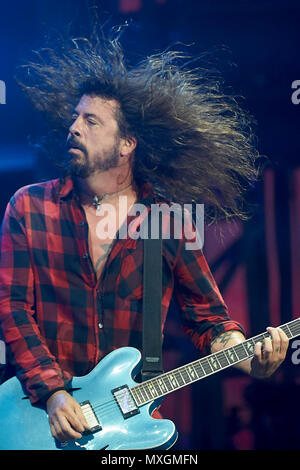 03 giugno 2018, Germania, Nuerburg: Frontman Dave Grohl da noi banda "Foo Fighters' sul palco principale al Festival musicale 'Rock Am Ring'. Intorno a 80 bande sono esecuzione di quest'anno. Foto: Thomas Frey/dpa Foto Stock