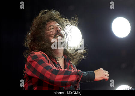 03 giugno 2018, Germania, Nuerburg: Frontman Dave Grohl da noi banda "Foo Fighters' sul palco principale al Festival musicale 'Rock Am Ring'. Intorno a 80 bande sono esecuzione di quest'anno. Foto: Thomas Frey/dpa Foto Stock