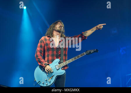 03 giugno 2018, Germania, Nuerburg: Frontman Dave Grohl da noi banda "Foo Fighters' sul palco principale al Festival musicale 'Rock Am Ring'. Intorno a 80 bande sono esecuzione di quest'anno. Foto: Thomas Frey/dpa Foto Stock