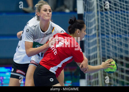 Gummersbach, Deutschland. 03 Giugno, 2018. Alicia STOLLE (sinistra, GER) versus Doene Guel BOZDOGAN (fatto Gssl, TUR), azione, duelli, Pallamano Femminile Campionato Europeo di qualificazione, gruppo 6, Germania (GER) - Turchia (TUR) 40:17, su 02.06.2018 a Gummersbach/Germania. | Utilizzo di credito in tutto il mondo: dpa/Alamy Live News Foto Stock