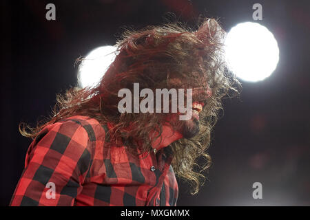 03 giugno 2018, Germania, Nuerburg: Frontman Dave Grohl da noi banda "Foo Fighters' sul palco principale al Festival musicale 'Rock Am Ring'. Intorno a 80 bande sono esecuzione di quest'anno. Foto: Thomas Frey/dpa Foto Stock