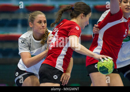 Gummersbach, Deutschland. 02Giugno, 2018. Alicia STOLLE (sinistra, GER) versus Asli ISKIT (TUR), azione, duelli, difesa, Pallamano Femminile qualificazione EURO, gruppo 6, Germania (GER) - Turchia (TUR) 40:17, su 02.06.2018 a Gummersbach/Germania. | Utilizzo di credito in tutto il mondo: dpa/Alamy Live News Foto Stock