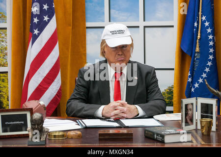 Londra, Regno Unito. Il 4 giugno, 2018. Un Donald Trump lookalike pone in una replica dell'Ufficio Ovale installato presso la stazione di Waterloo da editori Penguin Random House per segnare il lancio di "Il Presidente mancante", un nuovo romanzo dall ex Presidente Bill Clinton e il mondo best-seller thriller scrittore James Patterson. Credito: Mark Kerrison/Alamy Live News Foto Stock