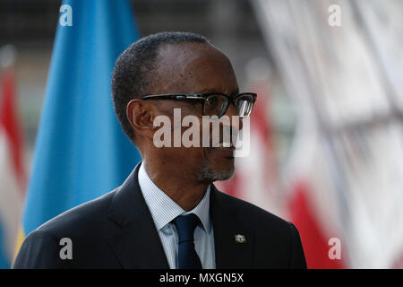 Bruxelles, Belgio. Il 4 giugno, 2018. Donald Tusk, il Presidente del Consiglio europeo accoglie con favore il Presidente del Rwanda, Paul Kagame al Consiglio europeo la sede centrale. Alexandros Michailidis /Alamy Live News Foto Stock