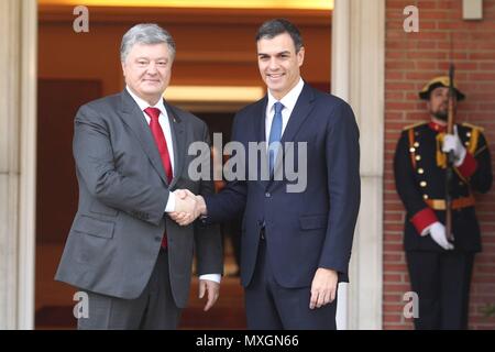 PEDRO SANCHEZ SE ESTRENA COMO PRESIDENTE DEL GOBIERNO CON UNA REUNION CON EL PRESIDENTE DE UCRANIA, PETRO POROSHENKO, EN LA MONCLOA PEDRO SANCHEZ; 04/06/2018 CordonPress/888 Spagna il nuovo Primo Ministro Pedro Sanchez e il presidente ucraino Petro Poroshenko parlare prima del loro incontro presso il palazzo di Moncloa a Madrid, Spagna, Giugno 4, 2018. Foto Stock