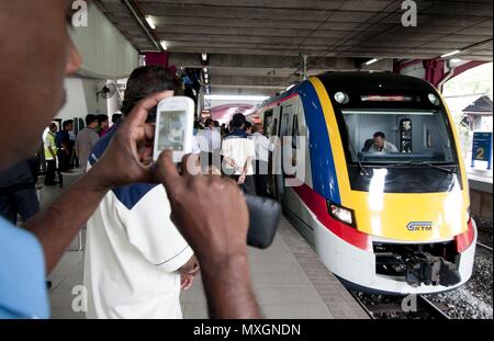 Pechino, Malaysia. 8 Mar 2012. Un passeggero prende la foto di una Cina-realizzato il trasporto ferroviario veicolo di Kuala Lumpur in Malesia, il 8 marzo 2012. Credito: Chong Voon Chung/Xinhua/Alamy Live News Foto Stock