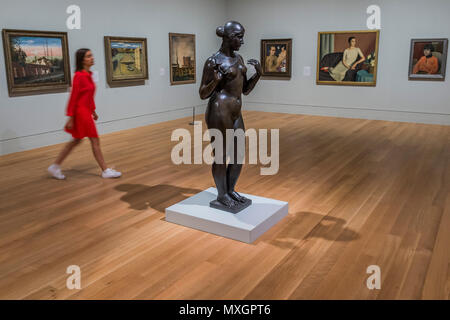 Londra, Regno Unito. Il 4 giugno, 2018. Venere con una collana, 1918-28 da Aristide Maillol e altre opere nel ritorno alla fine camera - Conseguenze: l'arte nella scia della guerra mondiale uno è al Tate Britain. Marcatura 100 anni dopo la fine della Prima Guerra Mondiale, la mostra esplora l'impatto immediato del conflitto sul britannico, tedesco e francese arte, guardando come gli artisti hanno risposto alla fisica e le cicatrici psicologiche a sinistra su Europa, portando a insieme oltre centocinquanta opere dal 1916 al 1932. Credito: Guy Bell/Alamy Live News Foto Stock