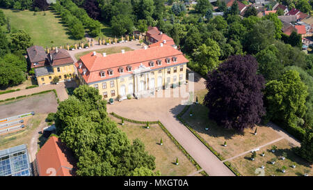 28 maggio 2018, Germania, Mosigkau: Il rinnovato esternamente Mosigkau castello. Il castello è stato ricevuto un nuovo tetto negli ultimi mesi. La parte anteriore è stata inoltre aggiornata. Il castello ensemble è parte integrante del patrimonio mondiale dell'UNESCO 'Dessau-Wörlitzer Gartenreich'. Il castello, costruito tra il 1752 - 1757, era la residenza estiva della Principessa Anna Wilhelmine da Anhalt-Dessau. Foto: Jan Woitas/dpa-Zentralbild/ZB Foto Stock