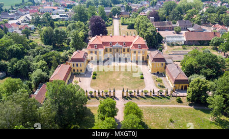 28 maggio 2018, Germania, Mosigkau: Il rinnovato esternamente Mosigkau castello. Il castello è stato ricevuto un nuovo tetto negli ultimi mesi. La parte anteriore è stata inoltre aggiornata. Il castello ensemble è parte integrante del patrimonio mondiale dell'UNESCO 'Dessau-Wörlitzer Gartenreich'. Il castello, costruito tra il 1752 - 1757, era la residenza estiva della Principessa Anna Wilhelmine da Anhalt-Dessau. Foto: Jan Woitas/dpa-Zentralbild/ZB Foto Stock