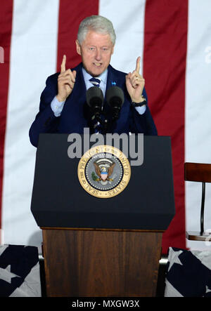 ***FILE FOTO*** Bill Clinton non ha chiesto scusa a Monica Lewinsky e rivendicazioni ha fatto la cosa giusta di stare in ufficio. PHILADELPHIA, PA - 7 novembre: Bill Clinton al GOTV Rally a sostegno di Hillary Clinton per il Presidente a Independence Mall in Philadelphia, Pennsylvania il 7 novembre 2016. Credito: Dennis Van Tine/MediaPunch Foto Stock