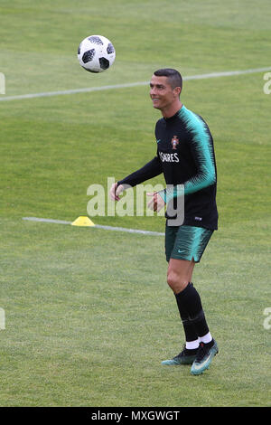 Lisbona, Portogallo. Il 4 giugno, 2018. Il Portogallo in avanti Cristiano Ronaldo in azione durante una sessione di formazione a Cidade do Futebol calcio (Città) training camp Oeiras, periferia di Lisbona, il 4 giugno 2018, davanti la Coppa del Mondo FIFA Russia 2018 Preparazione match contro l'Algeria. Credito: Pedro Fiuza/ZUMA filo/Alamy Live News Foto Stock