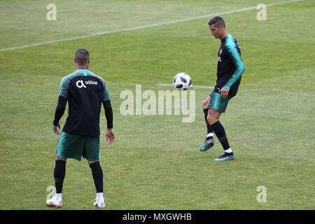 Lisbona, Portogallo. Il 4 giugno, 2018. Il Portogallo in avanti Cristiano Ronaldo in azione durante una sessione di formazione a Cidade do Futebol calcio (Città) training camp Oeiras, periferia di Lisbona, il 4 giugno 2018, davanti la Coppa del Mondo FIFA Russia 2018 Preparazione match contro l'Algeria. Credito: Pedro Fiuza/ZUMA filo/Alamy Live News Foto Stock