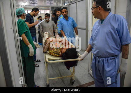 Srinagar Kashmir. Il 4 giugno, 2018. Una donna malata viene portato dalla gente del posto e i parenti per il trattamento di un ospedale locale a Srinagar Kashmir lunedì. Una granata esplose su di una strada trafficata nella città meridionale di Shopian in indiano-Kashmir controllata ferendone almeno 12 civili e quattro poliziotti il lunedì, la polizia ha detto. Credito: SOPA Immagini limitata/Alamy Live News Foto Stock