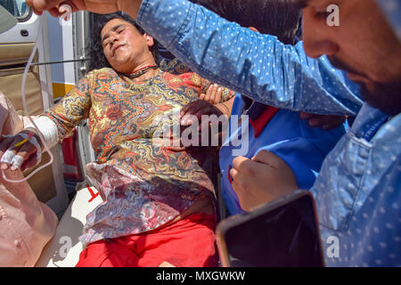 Srinagar Kashmir. Il 4 giugno, 2018. Una donna malata viene portato dalla gente del posto e i parenti per il trattamento di un ospedale locale a Srinagar Kashmir lunedì. Una granata esplose su di una strada trafficata nella città meridionale di Shopian in indiano-Kashmir controllata ferendone almeno 12 civili e quattro poliziotti il lunedì, la polizia ha detto. Credito: SOPA Immagini limitata/Alamy Live News Foto Stock