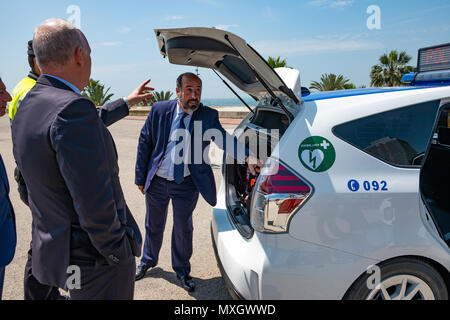 Barcellona, Spagna. Il 4 giugno, 2018. Alcune autorità sono visti esaminare i nuovi veicoli con il defibrillatore badge. Con la presenza del Sindaco Ada Colau e la sicurezza il commissario Amadeu Recasens, la presentazione della pattuglia nuovo parco veicoli della Guardia Urbana de Barcelona La polizia ha avuto luogo. L'investimento è stato di 12,6 milioni di euro. I veicoli nuovi con un sistema ibrido consentono un risparmio di combustibile di 608 euro per veicolo e per anno. Queste nuove auto sono dotate di nuove tecnologie di comunicazione e le telecamere con riconoscimento targhe. Foto Stock