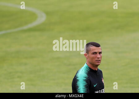 Lisbona, Portogallo. Il 4 giugno, 2018. Il Portogallo in avanti Cristiano Ronaldo guarda su durante una sessione di formazione a Cidade do Futebol calcio (Città) training camp Oeiras, periferia di Lisbona, il 4 giugno 2018, davanti la Coppa del Mondo FIFA Russia 2018 Preparazione match contro l'Algeria. Credito: Pedro Fiuza/ZUMA filo/Alamy Live News Foto Stock