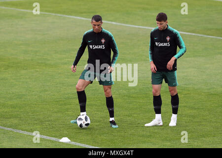 Lisbona, Portogallo. Il 4 giugno, 2018. Il Portogallo in avanti Cristiano Ronaldo in azione durante una sessione di formazione a Cidade do Futebol calcio (Città) training camp Oeiras, periferia di Lisbona, il 4 giugno 2018, davanti la Coppa del Mondo FIFA Russia 2018 Preparazione match contro l'Algeria. Credito: Pedro Fiuza/ZUMA filo/Alamy Live News Foto Stock