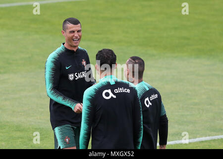 Lisbona, Portogallo. Il 4 giugno, 2018. Il Portogallo in avanti Cristiano Ronaldo risate durante una sessione di formazione a Cidade do Futebol calcio (Città) training camp Oeiras, periferia di Lisbona, il 4 giugno 2018, davanti la Coppa del Mondo FIFA Russia 2018 Preparazione match contro l'Algeria. Credito: Pedro Fiuza/ZUMA filo/Alamy Live News Foto Stock