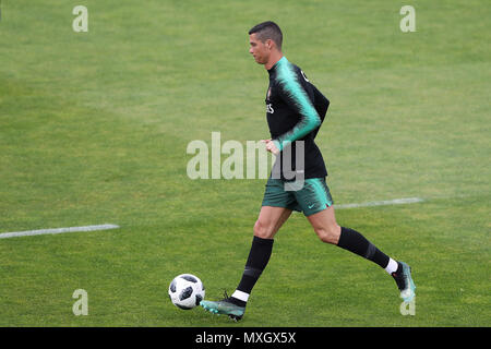 Lisbona, Portogallo. Il 4 giugno, 2018. Il Portogallo in avanti Cristiano Ronaldo in azione durante una sessione di formazione a Cidade do Futebol calcio (Città) training camp Oeiras, periferia di Lisbona, il 4 giugno 2018, davanti la Coppa del Mondo FIFA Russia 2018 Preparazione match contro l'Algeria. Credito: Pedro Fiuza/ZUMA filo/Alamy Live News Foto Stock