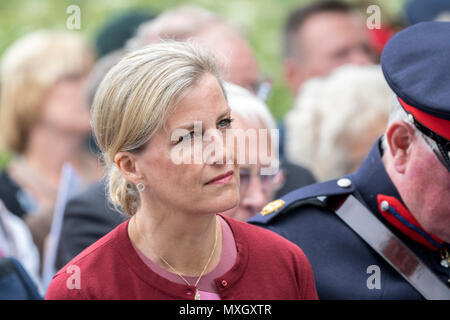 Staffordshire, Regno Unito. 4 Giugno 2018 - HRH Sophie, la Contessa di Wessex assiste l'apertura ufficiale del Memoriale di infermieristica presso il National Memorial Arboretum in Staffordshire, Regno Unito. Anche in presenza sono che serve i membri delle Forze Armate, pensionato WWII infermiera Ethel Lote e VAC infermiere Bearley Margaret. Credito: Benjamin Wareing/Alamy Live News Foto Stock