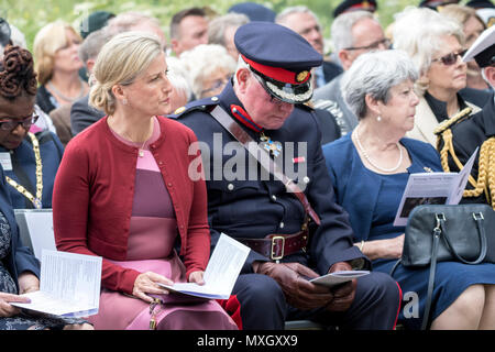 Staffordshire, Regno Unito. 4 Giugno 2018 - HRH Sophie, la Contessa di Wessex assiste l'apertura ufficiale del Memoriale di infermieristica presso il National Memorial Arboretum in Staffordshire, Regno Unito. Anche in presenza sono che serve i membri delle Forze Armate, pensionato WWII infermiera Ethel Lote e VAC infermiere Bearley Margaret. Credito: Benjamin Wareing/Alamy Live News Foto Stock