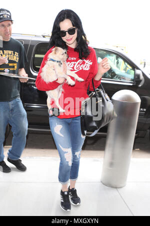 Los Angeles, Ca, Stati Uniti d'America. 04 Giugno, 2018. Krysten Ritter con il suo cane Mikey Mohawk visto arrivare all'Aeroporto di Los Angeles in Los Angeles, la California il 4 giugno 2018. Credito: Giovanni Misa/media/punzone Alamy Live News Foto Stock