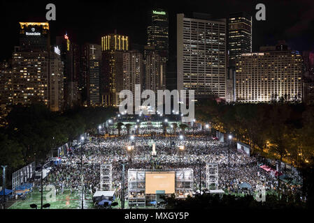 Hong Kong, Hong Kong. Il 4 giugno, 2018. Vista generale del Victoria Park prima della vigilia di inizio del servizio.centinaia di migliaia di gente di Hong Kong hanno partecipato all'annuale veglia a lume di candela in servizio nel Victoria Park nel centro di Hong Kong per rispettare coloro che hanno perso la vita durante il 1989 massacro di piazza Tiananmen a Pechino dove il popolo cinese della Esercito di Liberazione (PLA) ucciso centinaia di pro democrazia manifestanti.Le persone che hanno preso parte all evento pretendere democrazia dal Governo Centrale Cinese e chiedono la fine di una parte del sistema dirigente. (Credito Immagine: © Miguel Candela/SOPA Foto Stock