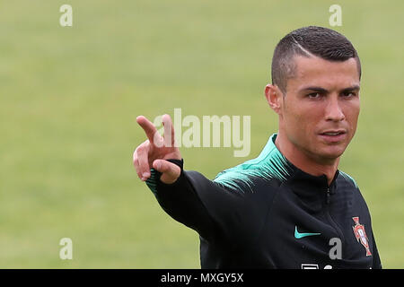 Lisbona, Portogallo. Il 4 giugno, 2018. Il Portogallo in avanti Cristiano Ronaldo gesti durante una sessione di formazione a Cidade do Futebol calcio (Città) training camp Oeiras, periferia di Lisbona, il 4 giugno 2018, davanti la Coppa del Mondo FIFA Russia 2018 Preparazione match contro l'Algeria. Credito: Pedro Fiuza/ZUMA filo/Alamy Live News Foto Stock