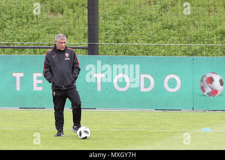 Lisbona, Portogallo. Il 4 giugno, 2018. Il Portogallo head coach Fernando Santos durante una sessione di formazione a Cidade do Futebol calcio (Città) training camp Oeiras, periferia di Lisbona, il 4 giugno 2018, davanti la Coppa del Mondo FIFA Russia 2018 Preparazione match contro l'Algeria. Credito: Pedro Fiuza/ZUMA filo/Alamy Live News Foto Stock