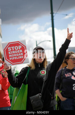 Vancouver, Canada. Il 4 giugno, 2018. Persone di partecipare a una manifestazione di protesta contro il Trans pipeline di montagna progetto di espansione a Vancouver in Canada, il 4 giugno 2018. Il governo canadese ha annunciato il 29 maggio che essa avrebbe acquistato il sistema di condutture e progetto di espansione per 4.5 miliardi di dollari canadesi (circa 3,46 miliardi di dollari). Credito: Liang Sen/Xinhua/Alamy Live News Foto Stock