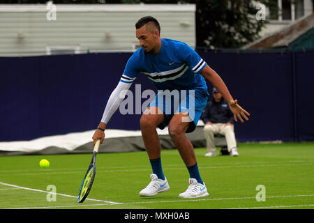Londra, Regno Unito. 4° giu, 2018. Nick Krygios di Australia in azione durante il suo raddoppia corrispondono. il giovane australiano sta giocando nella sua prima partita dopo un infortunio costrinse lui fuori del francese si apre. Fuzion 100 Surbiton Trophy 2018 tennis evento , il giorno 3 a Surbiton racket e fitness club a Surbiton Surrey, lunedì 4 giugno 2018. Questa immagine può essere utilizzata solo per scopi editoriali. Solo uso editoriale, pic da Steffan Bowen/Andrew Orchard fotografia sportiva/Alamy Live news Foto Stock