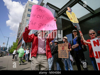 Vancouver, Canada. Il 4 giugno, 2018. Persone di partecipare a una manifestazione di protesta contro il Trans pipeline di montagna progetto di espansione a Vancouver in Canada, il 4 giugno 2018. Il governo canadese ha annunciato il 29 maggio che essa avrebbe acquistato il sistema di condutture e progetto di espansione per 4.5 miliardi di dollari canadesi (circa 3,46 miliardi di dollari). Credito: Liang Sen/Xinhua/Alamy Live News Foto Stock