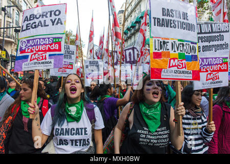 Buenos Aires, Argentina. 4° giu, 2018. I manifestanti di partecipare nel marzo 'Ni n.a. menos" (non uno di meno) contro la violenza sessista e di rivendicazione per la depenalizzazione dell aborto a Buenos Aires (Argentina) il 4 giugno 2018. Credito: Nicholas Tinelli/Alamy Live News Foto Stock