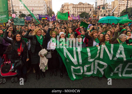 Buenos Aires, Argentina. 4° giu, 2018. I manifestanti di partecipare nel marzo 'Ni n.a. menos" (non uno di meno) contro la violenza sessista e di rivendicazione per la depenalizzazione dell aborto a Buenos Aires (Argentina) il 4 giugno 2018. Credito: Nicholas Tinelli/Alamy Live News Foto Stock