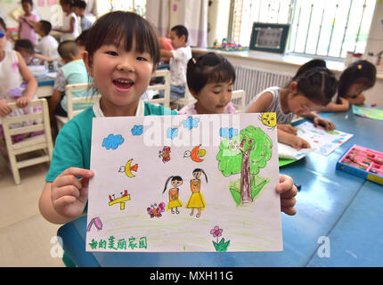 Shijiazhuan, Shijiazhuan, Cina. Il 4 giugno, 2018. Shijiazhuang, Cina-4Giugno 2018: Kids fare artigianato con materiali riciclati in un asilo nido in Shijiazhuang, a nord della Cina di nella provincia di Hebei, segnando la Giornata Mondiale dell Ambiente che cade il 5 giugno di ogni anno. Credito: SIPA Asia/ZUMA filo/Alamy Live News Foto Stock